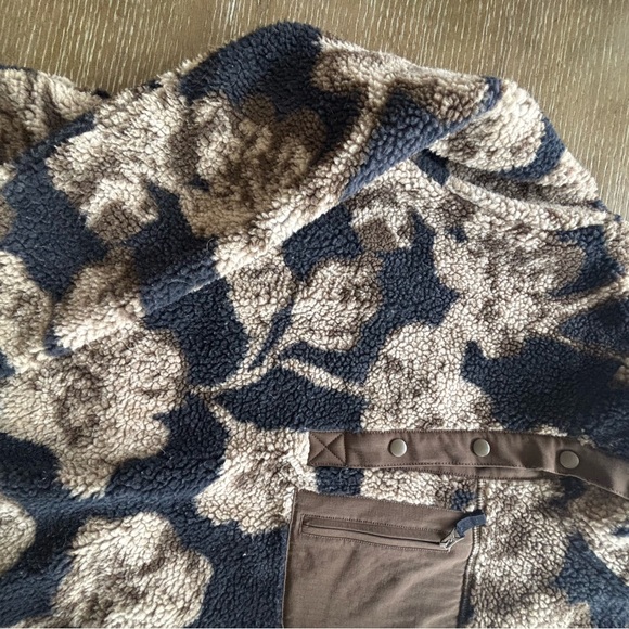 Orvis Brown and Cream Fleece Jacket - Picture 3 of 6